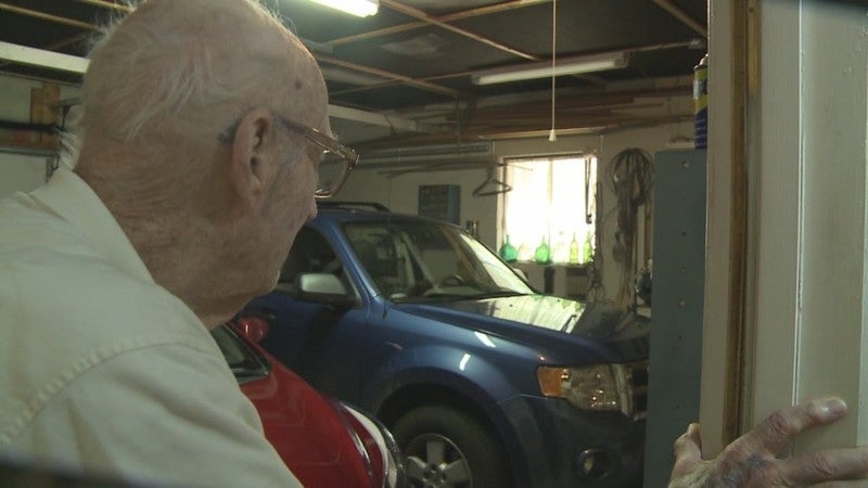 Clean Crook Showers and Shaves During Robbery of 94-Year-Old