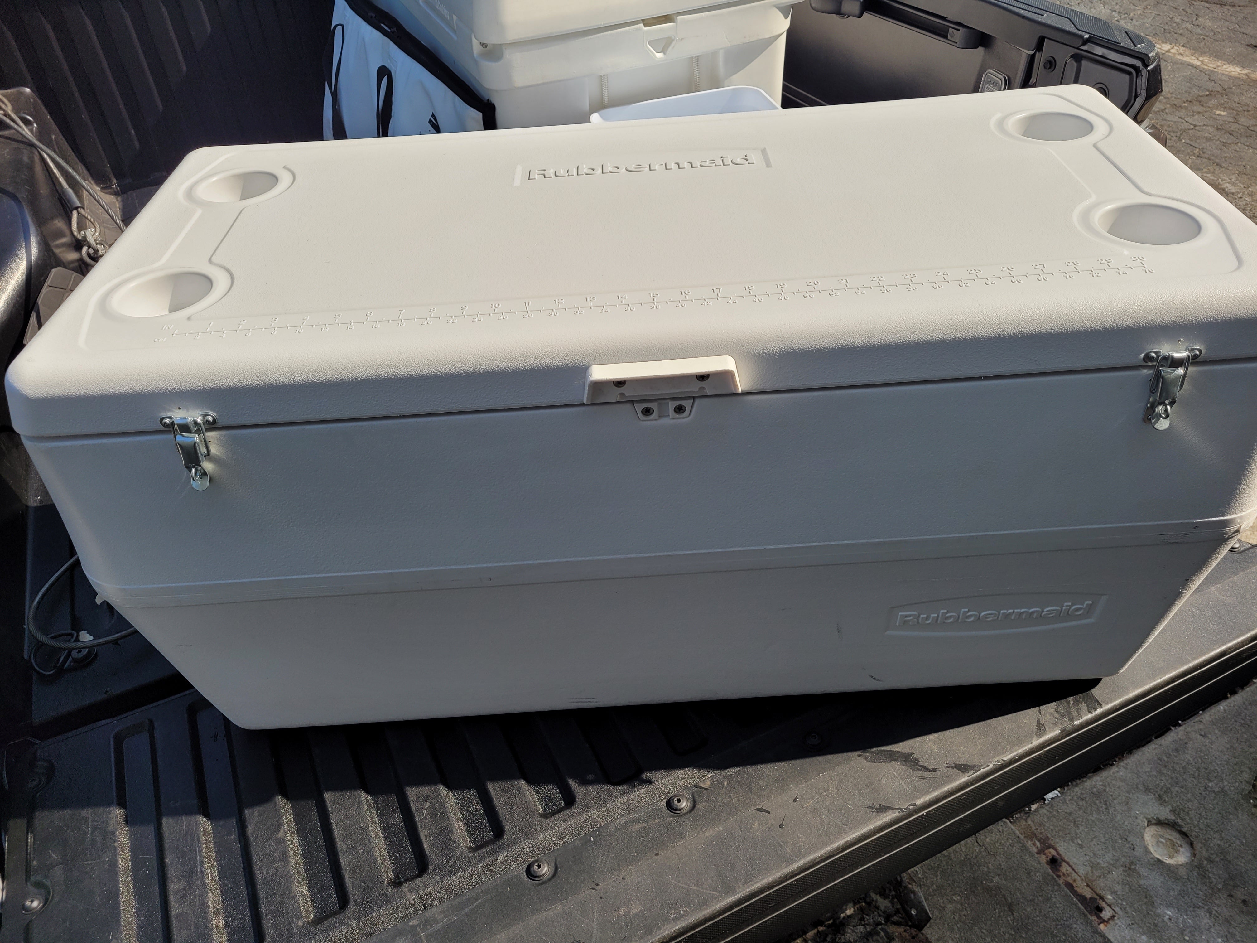 Rubbermaid 150 qt hot sale marine ice chest